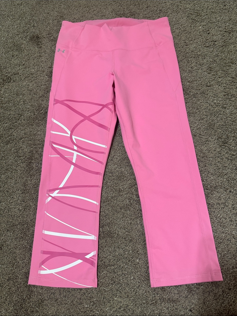NWT Under Armour Pink Performance cropped Leggings